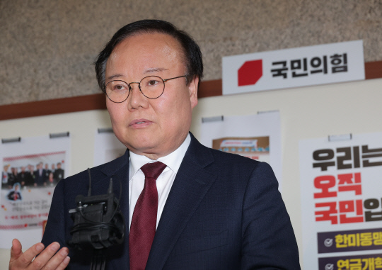 김문수 국민의힘 대선 후보 측의 김재원 비서실장이 10일 국회에서 재개된 한덕수 후보와의 단일화 협상이 결렬된 뒤 취재진 질문에 답하고 있다. [연합뉴스]